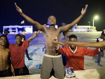 Un grupo de migrantes, tras entrar en Ceuta el pasado lunes.