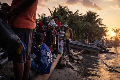 Migrantes esperan en la playa para embarcarse en las lanchas hacia selva del Darién, el 1 de marzo de 2024.