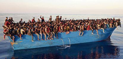 400 migrantes llegan en una barcaza el 28 de agosto a la isla de Lampedusa, Italia.