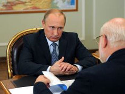 Vlad&iacute;mir Putin, ayer, con su asesor y presidente del Consejo de Derechos Humanos.