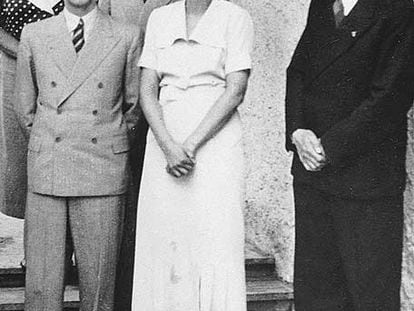 Leni Riefenstahl, entre Joseph Goebbels y Adolf Hitler, el 10 de marzo de 1938 en Berlín.