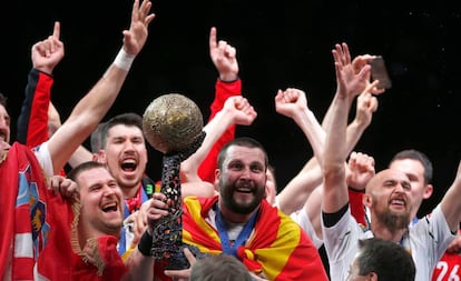 Los jugadores del Vardar celebran el t&iacute;tulo europeo.