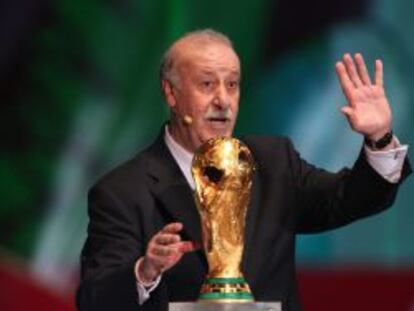 El entrenador de la selecci&oacute;n espa&ntilde;ola de f&uacute;tbol, Vicente del Bosque, entrega la Copa del Mundo hoy, viernes 6 de diciembre de 2013, durante el sorteo del Mundial de F&uacute;tbol Brasil 2014 en Costa do Sauipe, Bahia (Brasil). 