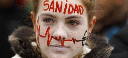 Una joven con la cara pintada durante una marea blanca contra los planes del Gobierno regional, el pasado enero.