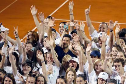 Djokovic posa con los voluntarios del Adria Tour en Belgrado, el pasado 14 de junio. / DARKO BOJINOVIC (AP)