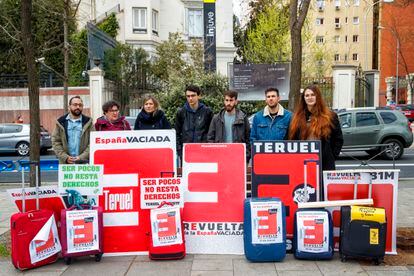 Concentración de la plataforma de la España vaciada con varias maletas ante la sede del Instituto de la Juventud en Madrid este jueves.