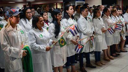 Médicos cubanos llegan al aeropuerto de La Habana tras su regreso de Brasil.