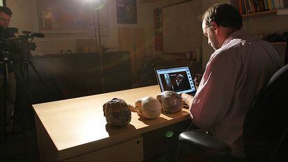 El profesor de antropología de la Universidad de Wellesley Adam Van Arsdale, durante el rodaje de una clase por Internet.