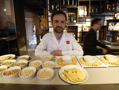 Daniel Martínez presenta resultados de un proyecto para introducir productos innovadores con legumbres y garbanzos locales.