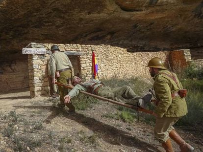 Reconstrucción de la actuación de sanitarios republicanos durante la batalla del Ebro, en la cueva de Santa Llúcia. 