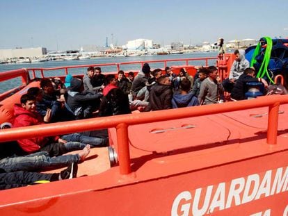 Un grupo de inmigrantes rescatados en aguas del Estrecho, este abril.