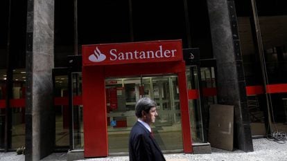 Un hombre pasa junto a una sucursal del Banco Santander.