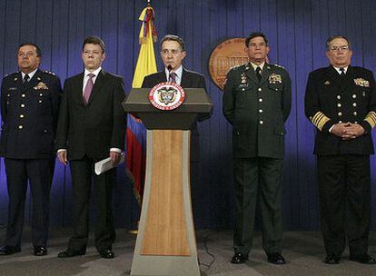 El presidente colombiano, Álvaro Uribe, acompañado por su ministro de Defensa, Juan Manuel Santos, y el alto mando militar