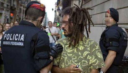 Una patrulla dels Mossos identifica un home al nucli antic de Barcelona.