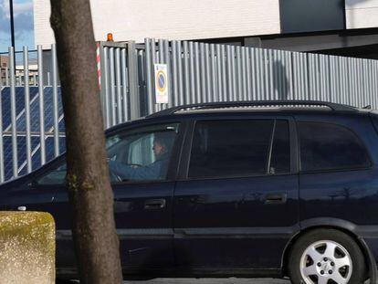 La madre de la niña llega en un vehículo a prestar declaración a la Jefatura Superior de Policía de La Rioja.