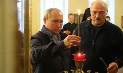 Putin y Lukashenko el pasado verano en un templo de la región de Leningrado.