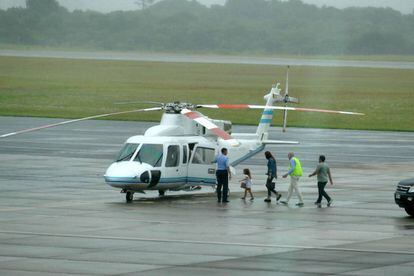 Juliana Awada y Antonia Macri abordan el helicóptero presidencial.