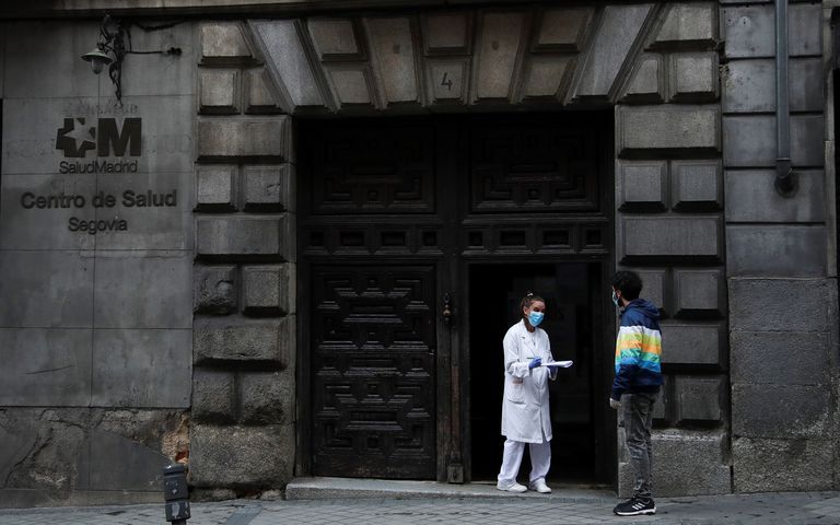  Un uomo cerca di entrare in un centro di salute a Madrid questo mercoledì durante la fase 0 di declassamento. 