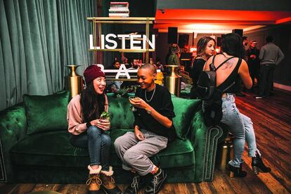 Clientes consumen mócteles en el Listen Bar del hotel Williamsburg de Brooklyn, en enero de este año.