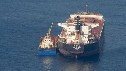 Un barco-gasolinera prove&iacute;a ayer a un cliente frente a la costa de Gibraltar.