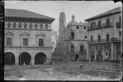 La plaça Major del Poble Espanyol de Barcelona el 1928.