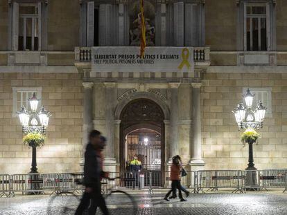 Fachada del Plau de la Generalitat con la pancarta a favor de los presos politicos y el lazo amarillo