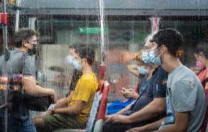 Usuarios del transporte público en Barcelona, este jueves.