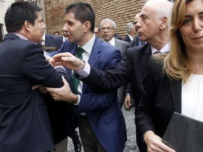 Francisco Oblar&eacute;, a la izquierda, retenido por un escolta y por Luciano Alonso cuando intentaba acercarse a  Susana D&iacute;az. 