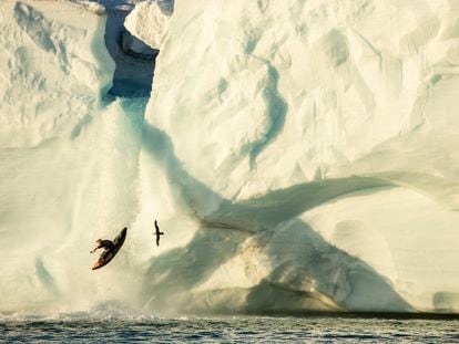 Aniol Serrasolses salta por una cascada con su kayak en Svalbard.