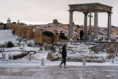 Vista de la ciudad de Ávila cubierta por la nieve caída durante la madrugada de este miércoles. La borrasca Fien continúa este dejando a prácticamente toda España con avisos por nevadas, sobre todo en el norte peninsular.
