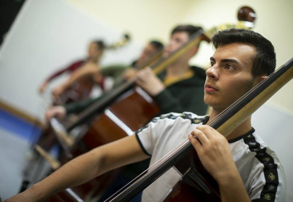 Alumnos de Barrios Orquestados reciben clases de contrabajo en el colegio público Adam Castillo de Tamaraceite (Las Palmas).