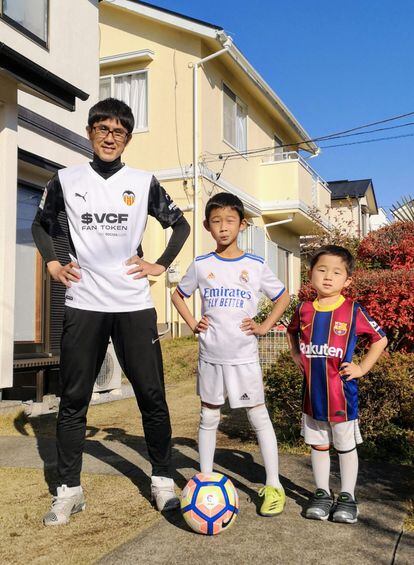 Ichiro Ozawa, con sus hijos Dan y Kai, aficionados del Real Madrid y del FC Barcelona, en Yokohama (Japón).