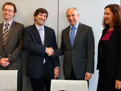 Josu Erkoreka, segundo por la derecha, saluda a la representaci&oacute;n de la ONU.