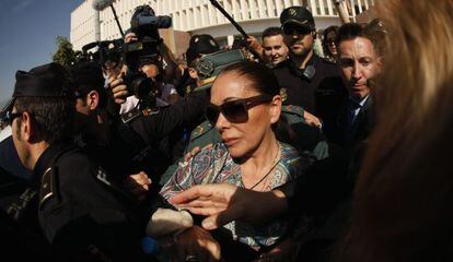 Isabel Pantoja, a la sortida del jutjat.