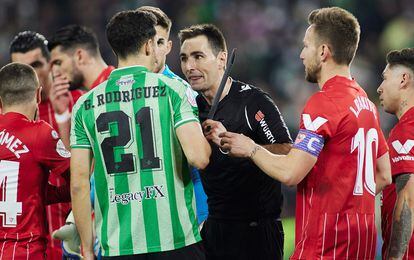 El árbitro De Burgos Bengoechea muestra a Guido el palo de plástico que impactó en la cabeza de Jordán en el derbi.
