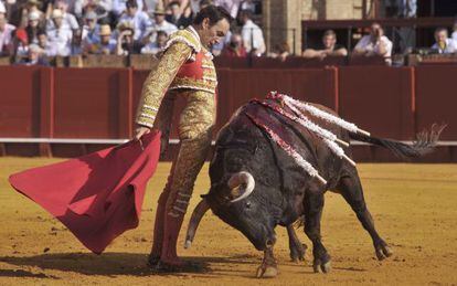 El Cid, durante la faena al primer toro de su lote, en La Maestranza.