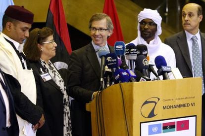 Bernardino Le&oacute;n, el enviado especial de la ONU para Libia (centro de la imagen), anuncia su propuesta de Gobierno de transici&oacute;n el jueves por la noche en la ciudad marroqu&iacute; de Sjirat. 