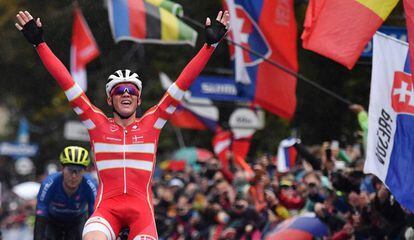 El ciclista danés Mads Pedersen celebra su victoria en el Mundial de Ciclismo de Yorkshire.