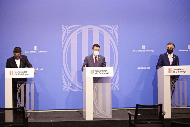 El conseller de Trabajo, Chakir El Homrani; el vicepresidente Pere Aragonès, y el conseller de Empresa,, RamonTremosa, el lunes, en una rueda de prensa.