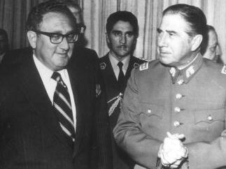 Kissinger y Pinochet, durante una visita del diplomático a Chile, en junio de 1976.