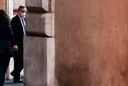 Mario Draghi, a la salida del Palacio Chigi, en Roma, este miércoles.