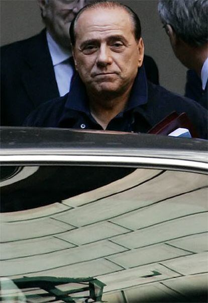 El todavía Primer Ministro italiano, Silvio Berlusconi, sale del Palazzo Grazioli, en Roma.