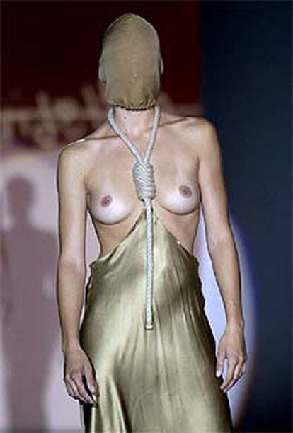 Bimba Bosé con una soga al cuello y vestido de raso dorado para el polémico diseñador David Delfín.