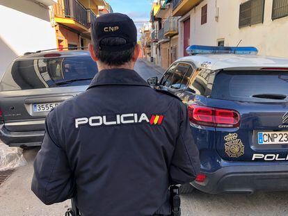 Un miembro de la Policía Nacional en el barrio de Torreblanca, en Sevilla.