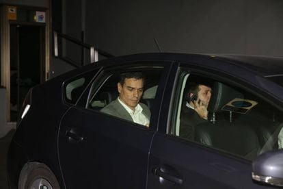 El secretario general del PSOE, Pedro Sánchez, sale en un coche tras la reunión de la Comisión Permanente del PSOE en Ferraz, en enero de 2016.