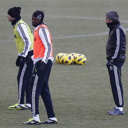 Adebayor, en el entrenamiento de ayer, al lado de Benzema y delante de José Mourinho.