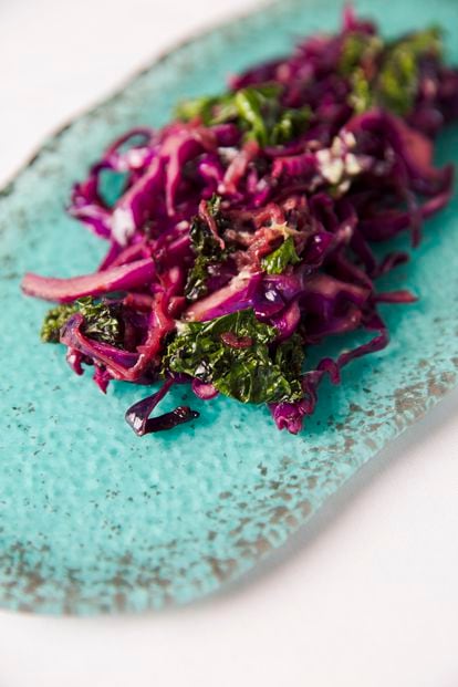 Red cabbage acidulated with pomegranate, red apple and chestnut powder.