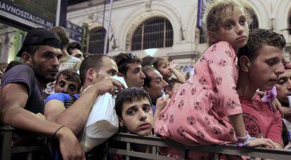 Refugiados se agolpan en una estación de tren en Budapest.