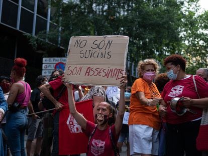 Manifestación en contra de los desahucios el verano pasado en la Delegación del Gobierno de Barcelona.