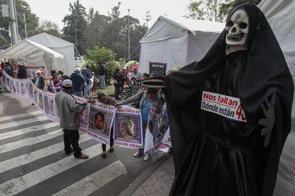 Protestas de los padres cerca de Los Pinos, en M&eacute;xico DF